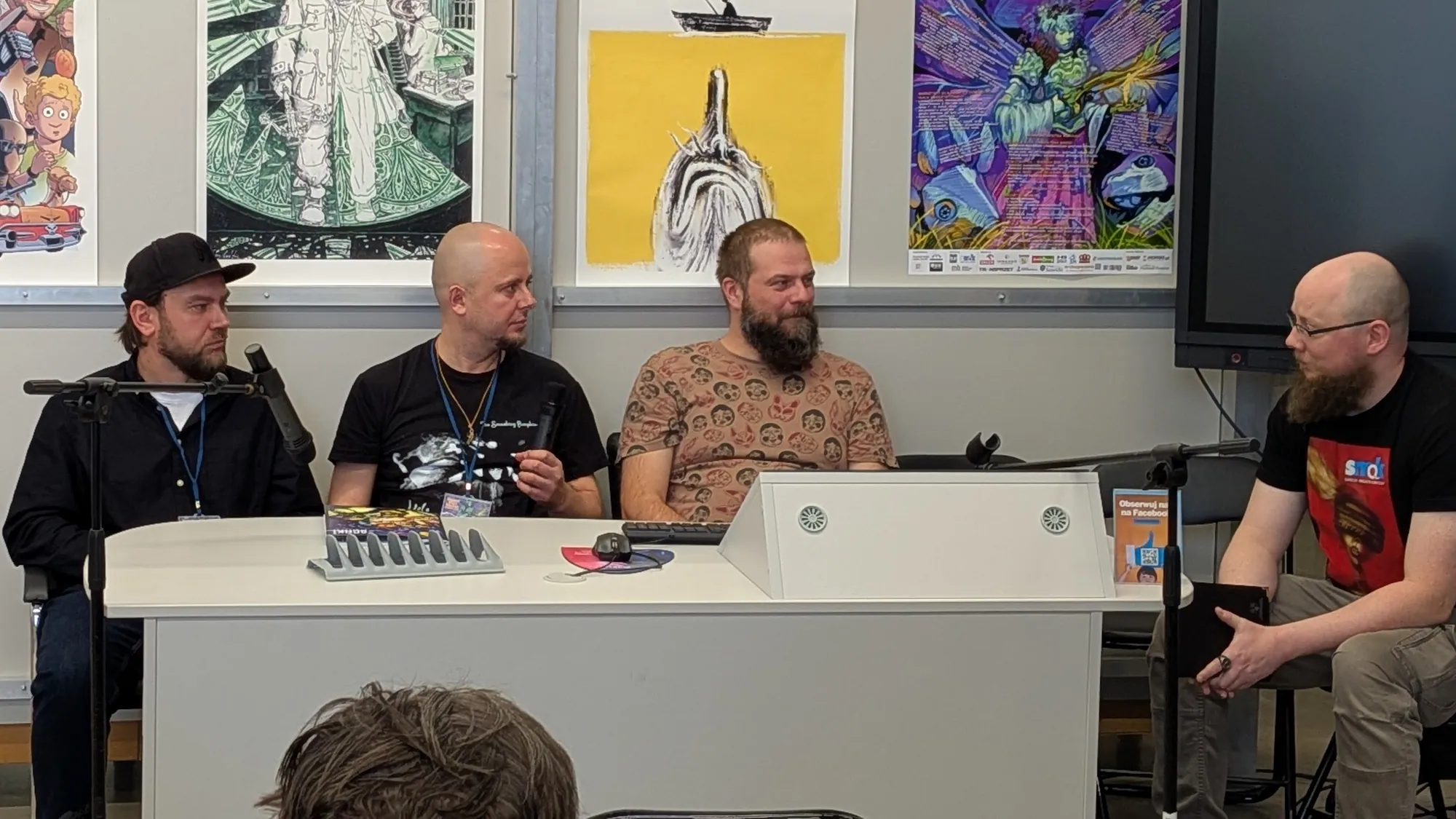 Od lewej: Łukasz Szostak, Dominik Szcześniak, Maciej Pałka i Łukasz Gorzeń. Sanocki Dzień komiksu, 18.10.2026, zdj. własne.